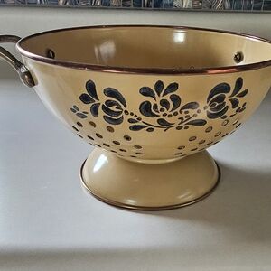 Vintage Pfaltzgraff Filk Art Enamel Coated Metal Colander